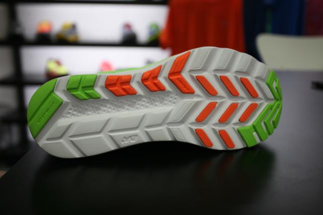 New outsole that doesn't differ dramatically other than its move away from the more typical Kinvara triangle shapes, but offers similar coverage.